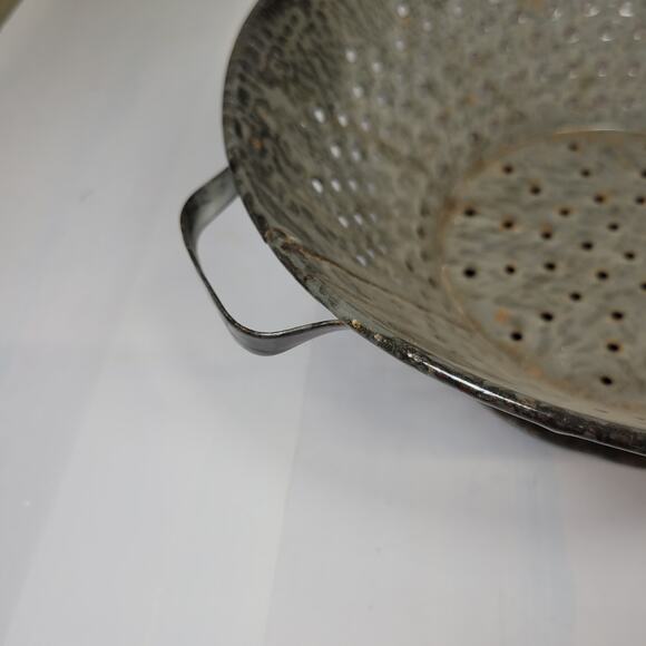 Vintage Gray Graniteware Colander Strainer Round & Handles Antique Kitchenware - Picture 6 of 6